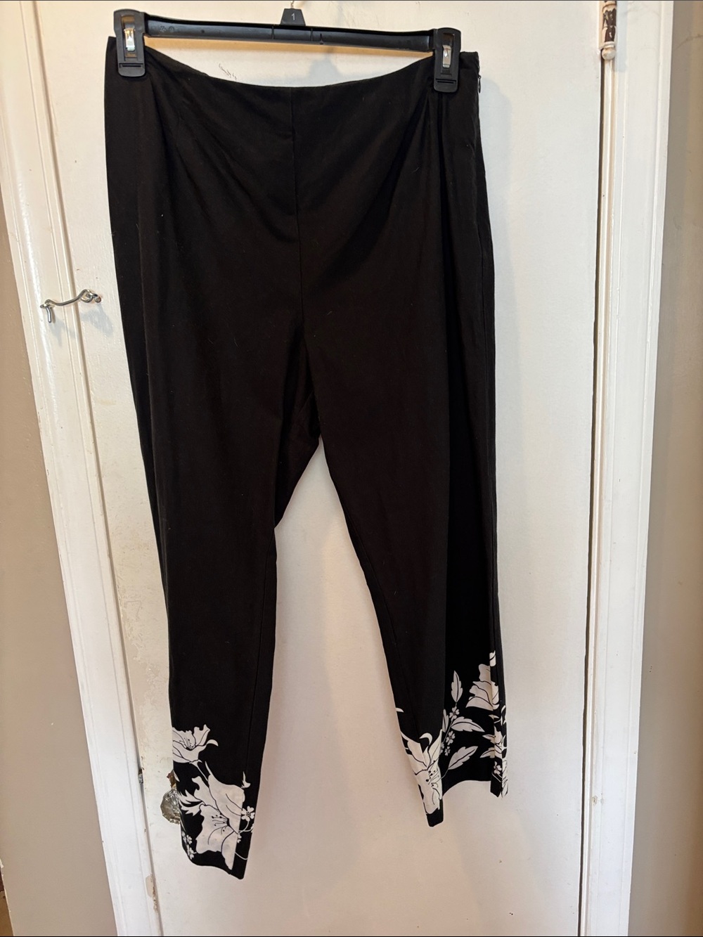 Casual Corner 14 floral hem pants 26-134-1